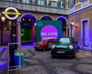 Le Mini sulla città: una grande vetrina milanese per i 65 anni del brand auto Brit