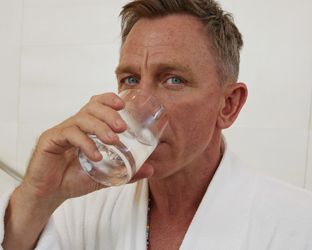 Vi facciamo vedere Finally, il nuovo film con Daniel Craig e la sua vodka…