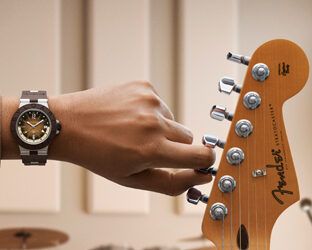 Bulgari incontra Fender e celebra con un orologio i 70 anni della Stratocaster