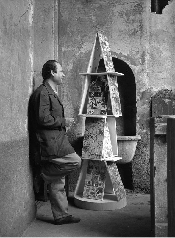 Remo Bianco con una sua Pagoda nel cortile della sua abitazione in via Giusti, 1961 ca.