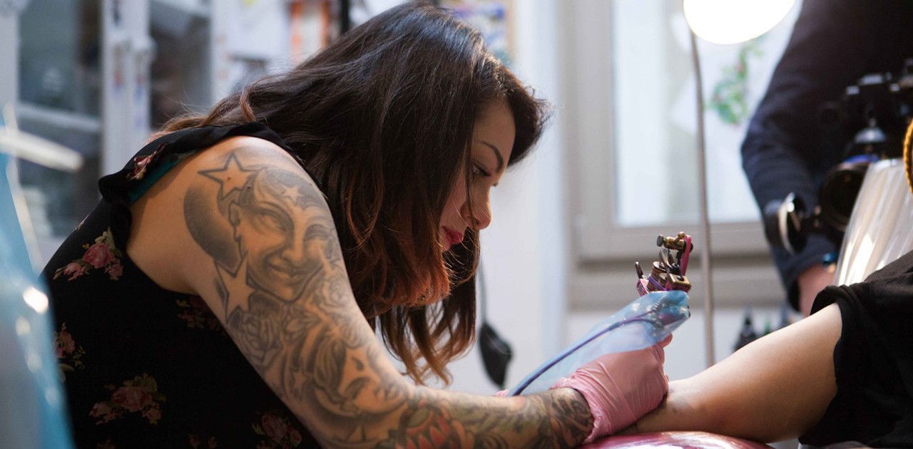 Amanda Toy: «Il tatuaggio (colorato) è terapeutico»