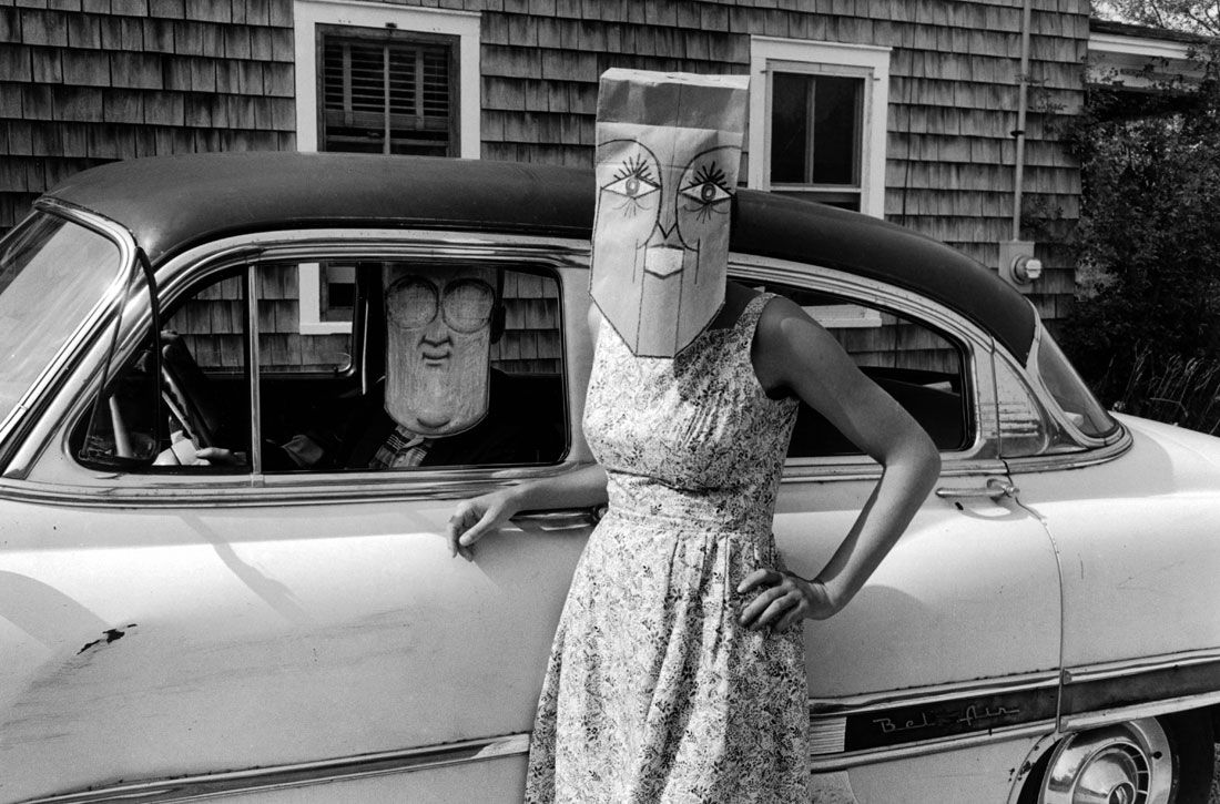 Senza titolo, 1962: uno scatto del progetto Mask Series with Saul Steinberg di INge Morath. (Mask by Saul Steinberg © The Saul Steinberg Foundation / AR. Magnum Photos