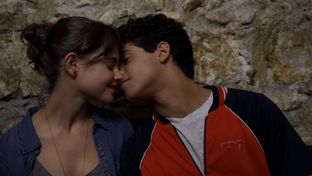 Sulla Stessa Onda, amore teen e malattia nel nuovo film Netflix