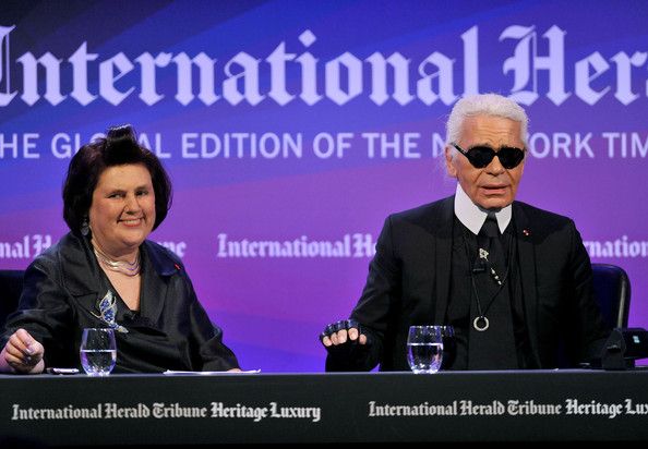 Karl Lagerfeld con Suzy Menkes alla International Herald Tribune di qualche anno fa