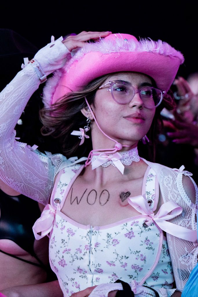 INDIO, CALIFORNIA - APRIL 19: (FOR EDITORIAL USE ONLY) Fans attend Day 1 of Coachella Valley Music and Arts Festival at Empire Polo Club on April 19, 2024 in Indio, California. (Photo by Scott Dudelson/Getty Images for Coachella) I look di Coachella 2024, su e giù dal palco - immagine 13