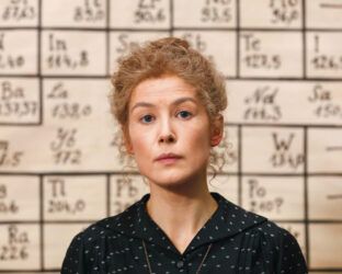 Stasera in tv la vita di Marie Curie in un film senza censure: protagonista un’attrice da Oscar