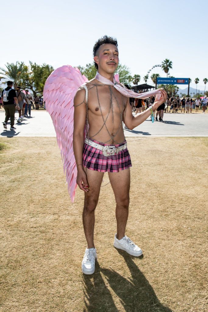 INDIO, CALIFORNIA - APRIL 20: (FOR EDITORIAL USE ONLY) A festival goer attends the 2024 Coachella Valley Music and Arts Festival - Weekend 2 at Empire Polo Club on April 20, 2024 in Indio, California. (Photo by Timothy Norris/Getty Images for Coachella) I look di Coachella 2024, su e giù dal palco - immagine 16