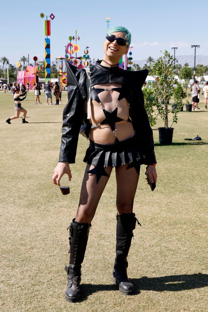 INDIO, CALIFORNIA - APRIL 21: (FOR EDITORIAL USE ONLY) Festivalgoer attends the 2024 Coachella Valley Music and Arts Festival at Empire Polo Club on April 21, 2024 in Indio, California. (Photo by Frazer Harrison/Getty Images for Coachella) I look di Coachella 2024, su e giù dal palco - immagine 19