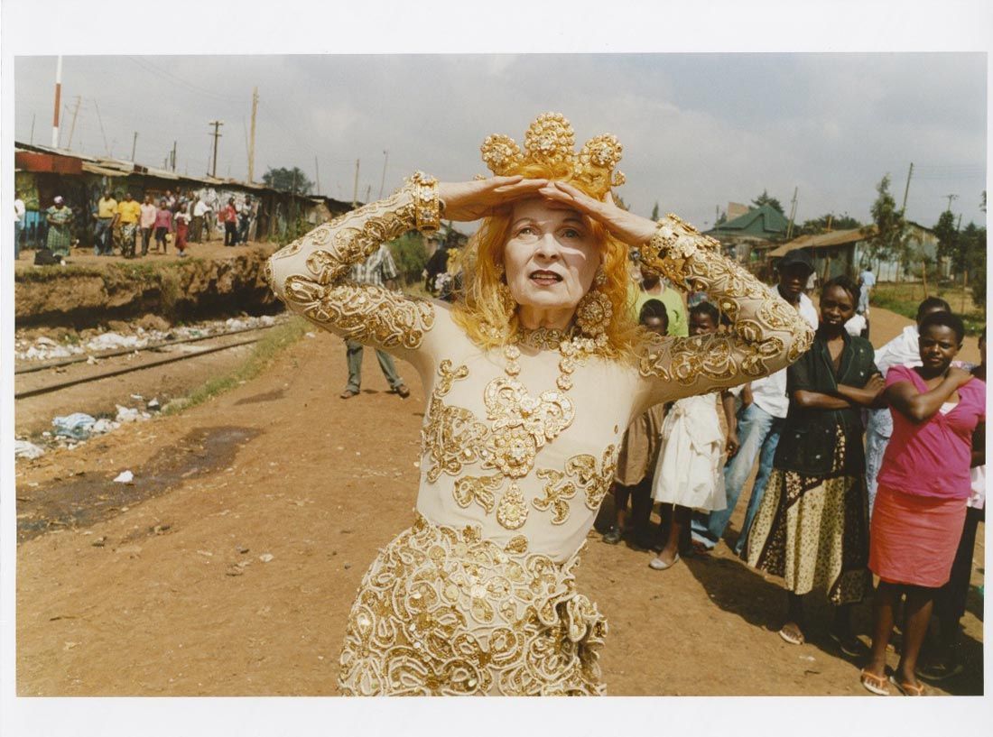 Vivienne Westwood fotografata da Juergen Teller per la campagna Ethical Africa Bags. Ph. Courtesy of Westwood