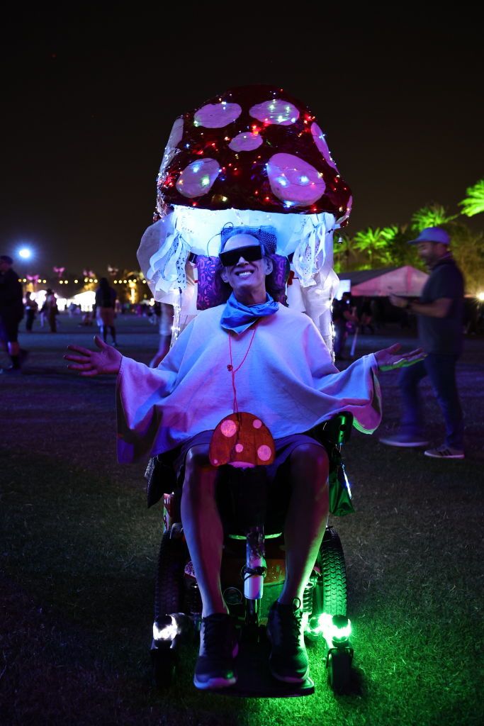 INDIO, CALIFORNIA - APRIL 19: (FOR EDITORIAL USE ONLY) A festivalgoer attends the 2024 Coachella Valley Music and Arts Festival at Empire Polo Club on April 19, 2024 in Indio, California. (Photo by Theo Wargo/Getty Images for Coachella) I look di Coachella 2024, su e giù dal palco - immagine 9