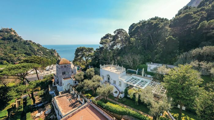 Dentro la villa di Christian De Sica a Capri - immagine 3