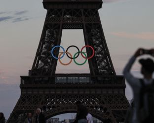 Cerchi olimpici sulla Torre Eiffel anche dopo i Giochi? La proposta della sindaca di Parigi fa discutere