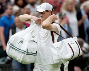 Sinner fuori con Medvedev: il bilancio del primo Wimbledon da numero 1