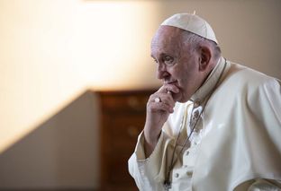 Vizi e virtù – Conversazione con Francesco. Il Papa protagonista di una serie tv