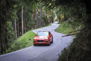 Sui passi dolomitici con la nuova Porsche Cayenne Coupé