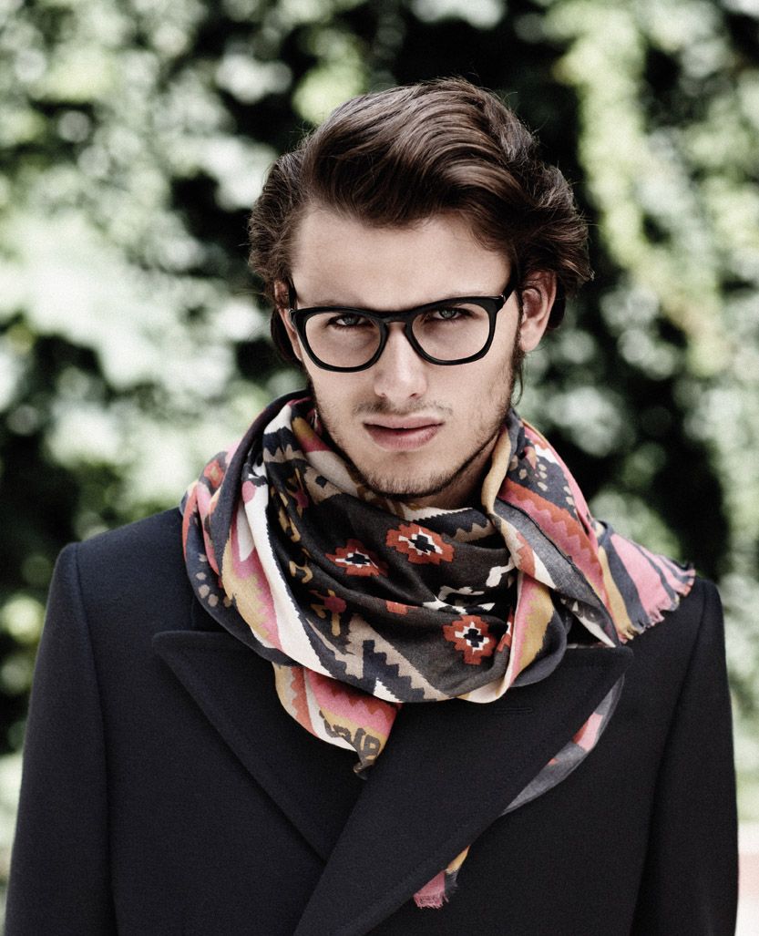 Occhiali spessi, giacche impeccabili, foulard. Come Yves Saint Laurent - immagine 4