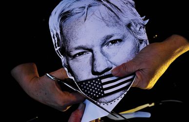 La storia da film di Julian Assange nei film e docufilm che gli hanno dedicato: dove vederli