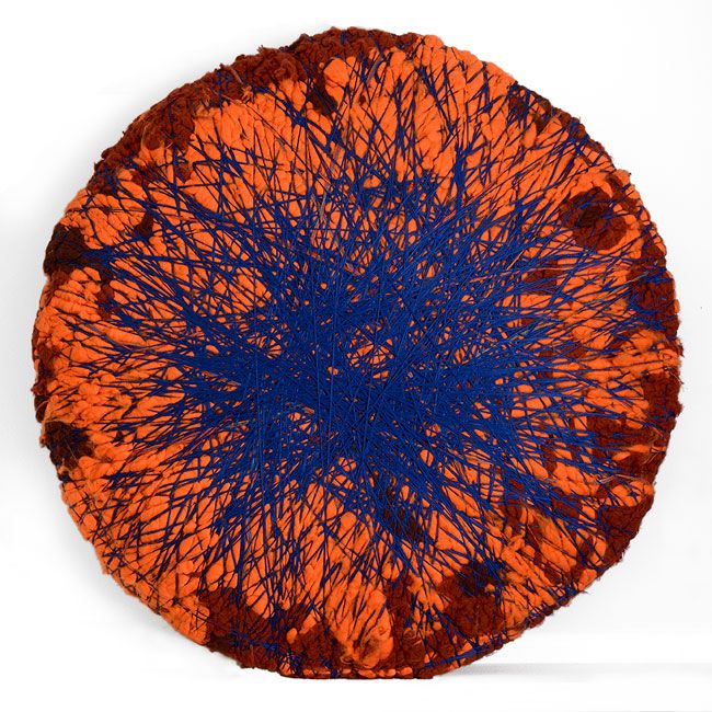 Sheila Hicks, Satellite Interplanétaire, 2016 Scultura di fibra morbida su tavola tonda, arancio-blu