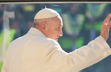 Papa Francesco compie 86 anni: “Risparmiamo a Natale per aiutare l’Ucraina”