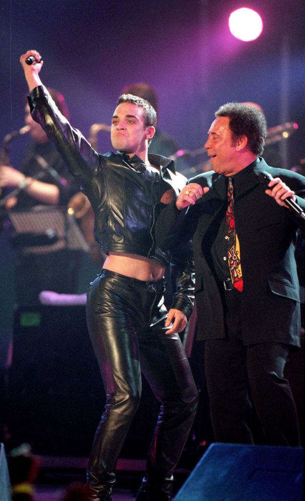 Robbie Williams, 50 anni tra look fashion e sorrisi beffardi - immagine 4