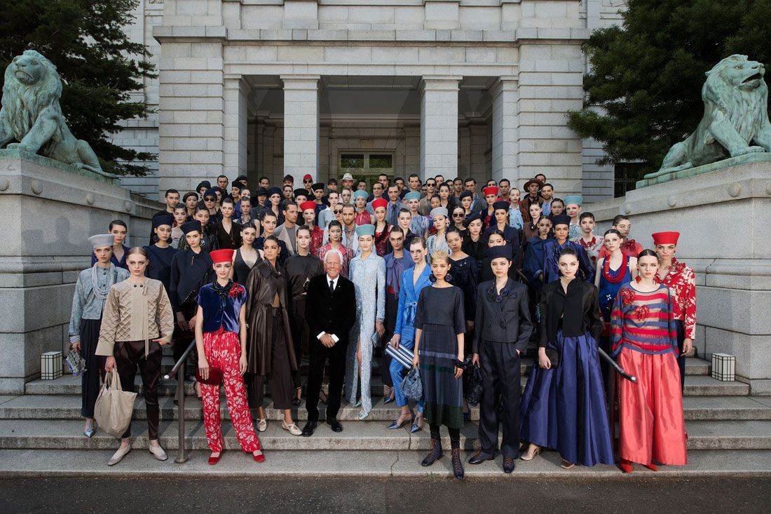 Giorgio Armani con le modelle e i modelli del suo show a Tokyo per la Cruise Collection 2020 (ph. SGP)