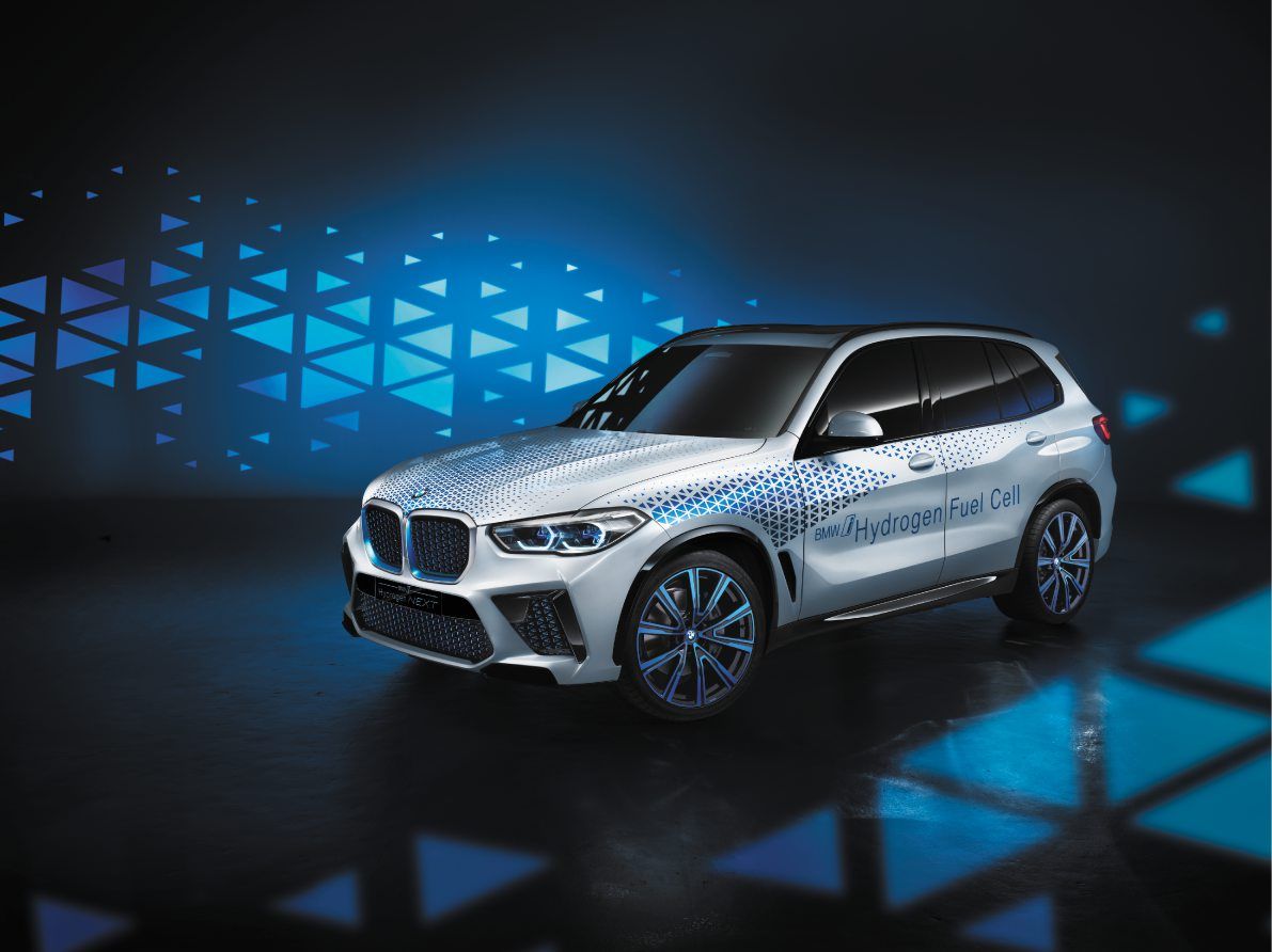 BMW X5 – Con Bmw X5 I a idrogeno, Bmw lancia da Francoforte un messaggio preciso: l'utilizzo di questo gas può allargare le esigenze degli automobilisti che sceglieranno mezzi elettrificati, sia che si tratti di auto elettriche o ibride plug-in. Bmw è fra i costruttori che più credono nell’idrogeno, un carburante potenzialmente rivoluzionario per le auto, perché inesauribile in natura e non inquinante: le auto a idrogeno infatti espellono solo vapore acqueo. Sulla X5 I l’idrogeno viene trasformato in energia elettrica all’interno di celle a combustile (fuel cell), dove avviene la reazione chimica fra il gas e l’ossigeno presente nell’aria. Il vantaggio dei veicoli elettrici alimentati a idrogeno è poter offrire una mobilità illimitata come i veicoli convenzionali e inoltre tempi di rifornimento inferiori a quattro minuti, lunga autonomia, nessun compromesso in termini di comfort, idoneità al rimorchio e pochissimo dipendenza dalle condizioni climatiche. Per rendere tutto ciò possibile, è però necessaria un'infrastruttura per il rifornimento dell'idrogeno. Nella maggior parte dei paesi, tali distributori sono ancora nelle prime fasi di sviluppo. Bmw conta di offrire veicoli a celle combustibili a partire dal 2025.