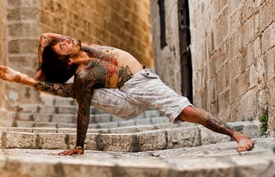 Yogafestival, come aumentare il testosterone in 30 minuti con lo yoga ormonale