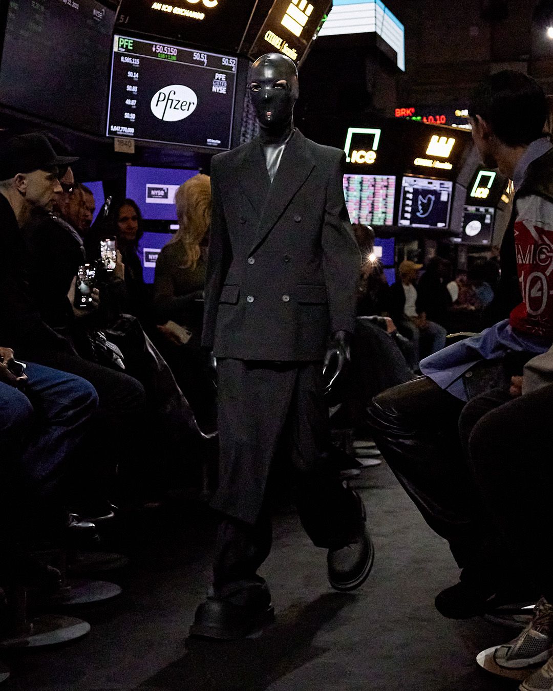 Balenciaga, le foto della controversa sfilata a Wall Street - immagine 6