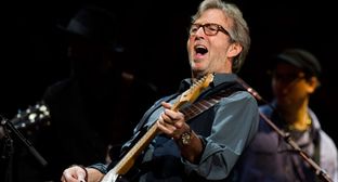 Eric Clapton compie 75 anni. Una carriera tra chitarre e grandi amori