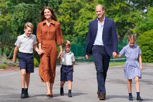 Kate Middleton e William genitori «qualsiasi»: le foto del primo giorno di scuola di George, Charlotte e Louis