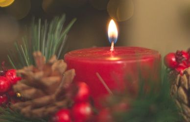 Candele di Natale: le migliori al profumo di cannella, zenzero e aghi di pino