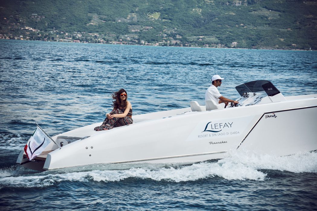 In barca come in limousine sul lago di Garda- immagine 3