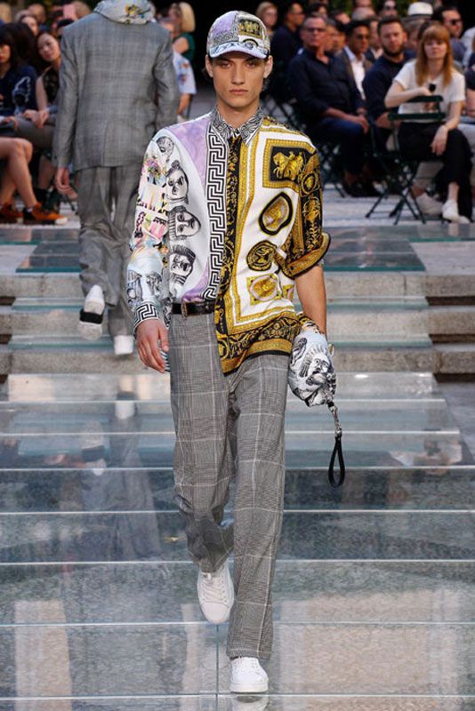 Versace, dal backstage anni 90 al 2018 - immagine 17