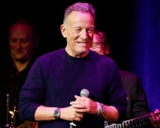 75 anni per Bruce Springsteen: “The Boss” sopra e sotto il palco