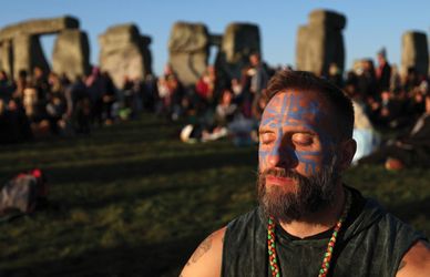 Lo spettacolo dell’alba a Stonehenge: i riti pagani per il solstizio d’estate