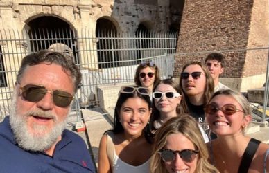 L’estate italiana delle celebrity non finisce mai: il gladiatore Russell Crowe è tornato a casa…