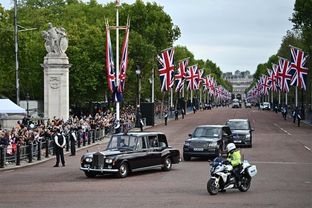 Londra: guarda il corteo della Regina Elisabetta da Buckingham Palace a Westminster. Il video in diretta