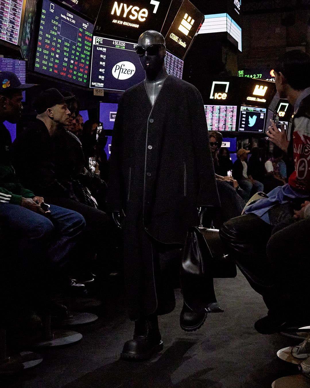 Balenciaga, le foto della controversa sfilata a Wall Street - immagine 20