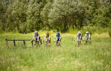 A spasso per il Paese in bicicletta