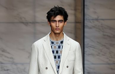 Giacca e maglione: un abbinamento sofisticato in bilico tra il formale e il casual
