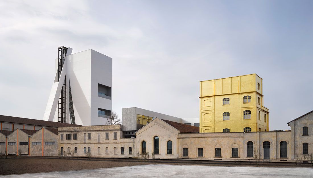 Il prospetto della Fondazione Prada a Milano con la torre dorata e la nuova Torre bianco progettata da Rem Koolhaas con Chris van Duijn e Federico Pompignoli dello studio OMA