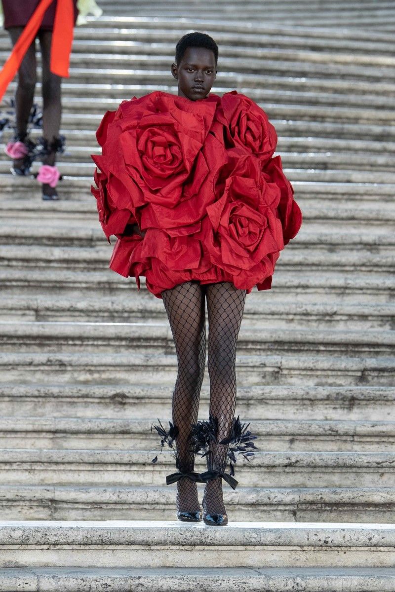 Le foto della sfilata Valentino Haute Couture a/i22 - immagine 3