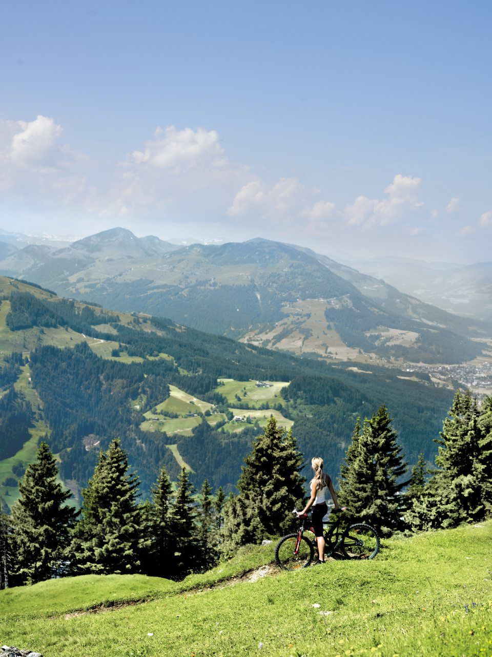 La strada panoramica sulla montagna del Kitzbuheler Horn è la montagna ciclabile più ripida dell'Austria. E per chi non ha le gambe ci sono le e-bike...
