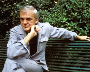 Addio a Milan Kundera, lo scrittore che portò la Musica nella Letteratura: vita, morte, stile e opere