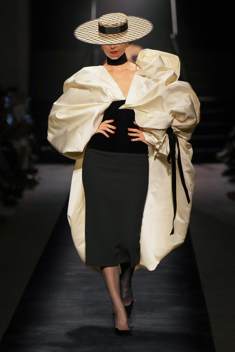 Le foto della collezione Schiaparelli Haute Couture ai22 - immagine 19