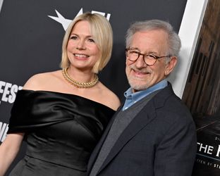 Michelle Williams: «Sul set di The Fabelmans, Steven Spielberg mi chiamava ‘momma’»