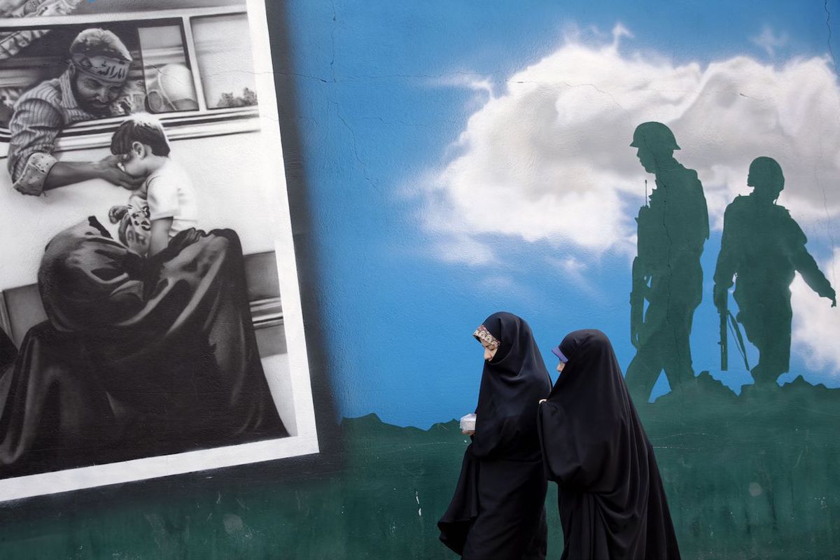 L&#8217;Iran nelle fotografie di Farnaz Damnabi: la speranza dietro il velo delle donne - immagine 3