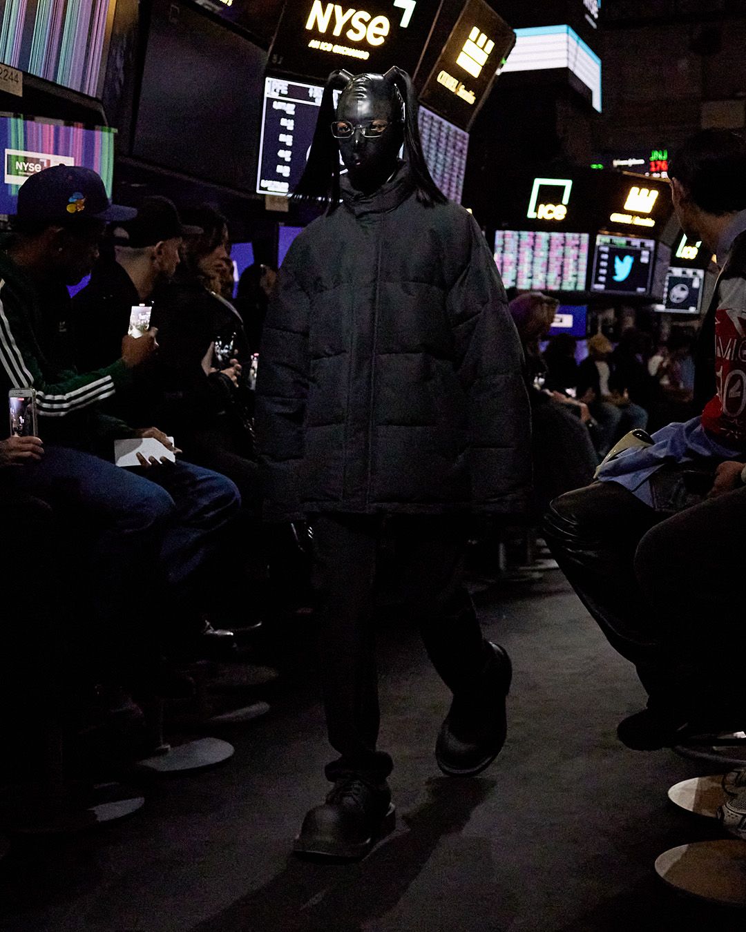 Balenciaga, le foto della controversa sfilata a Wall Street - immagine 36