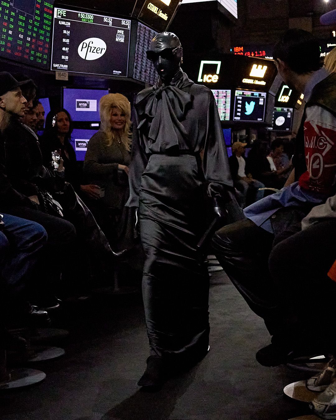 Balenciaga, le foto della controversa sfilata a Wall Street - immagine 11
