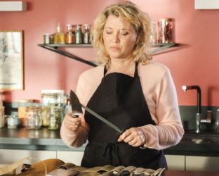 Stasera in prima visione tv c’è “La ricetta del delitto perfetto”, con una vecchia conoscenza